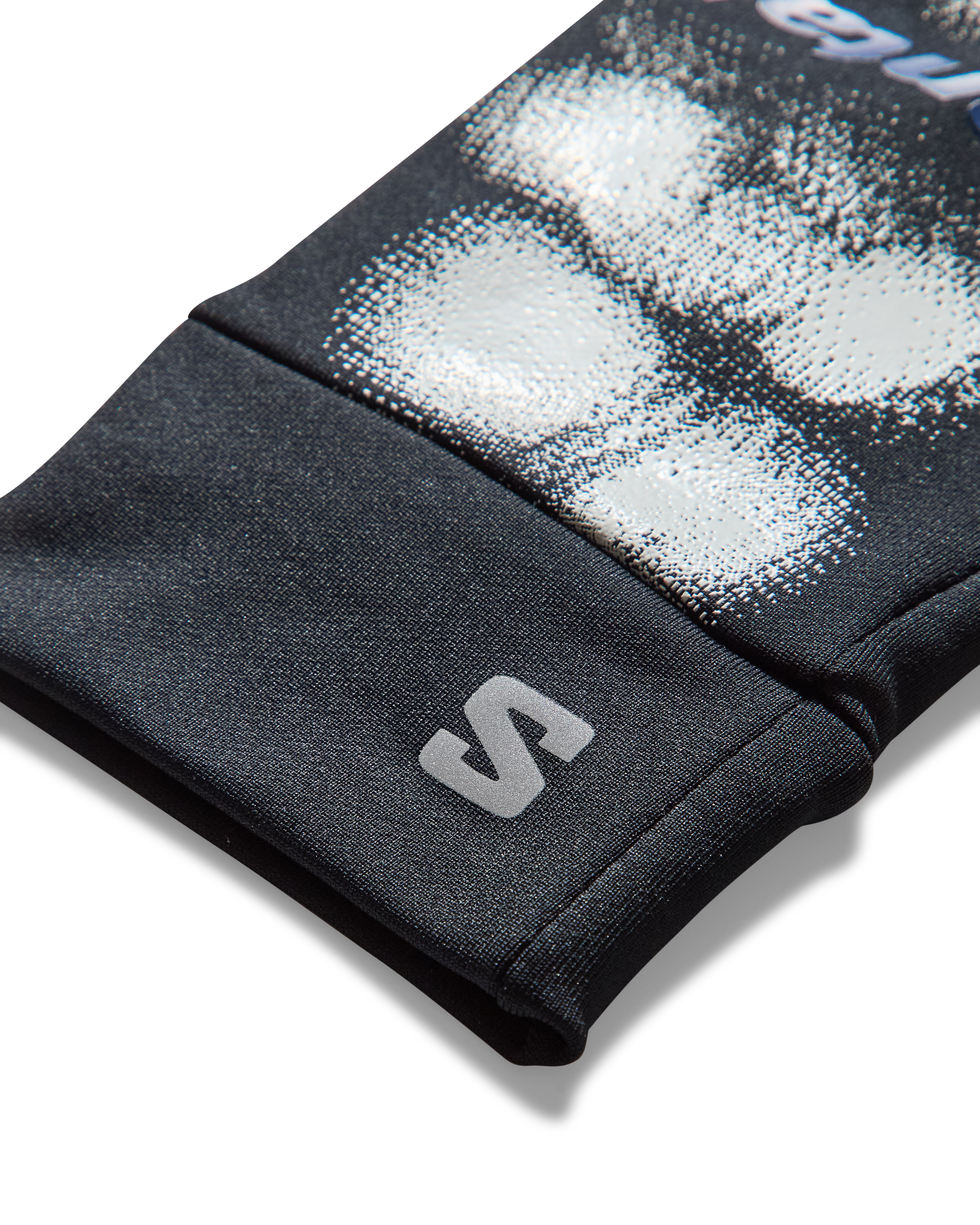 Close-up of BURNT KNUCKLES GLOVES MENTAL ATHLETIC wrist detail with Salomon branding, ergonomic design for trail performance
